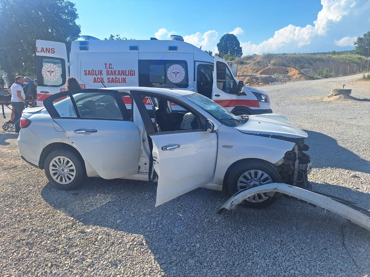 Mersin'de hafif ticari araç ile otomobilin çarpışması sonucu 6 kişi yaralandı