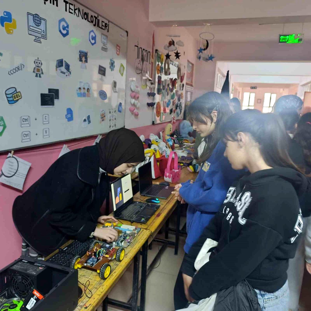 Muradiye MTAL'den ortaokul öğrencilerine bölüm tanıtım sergisi