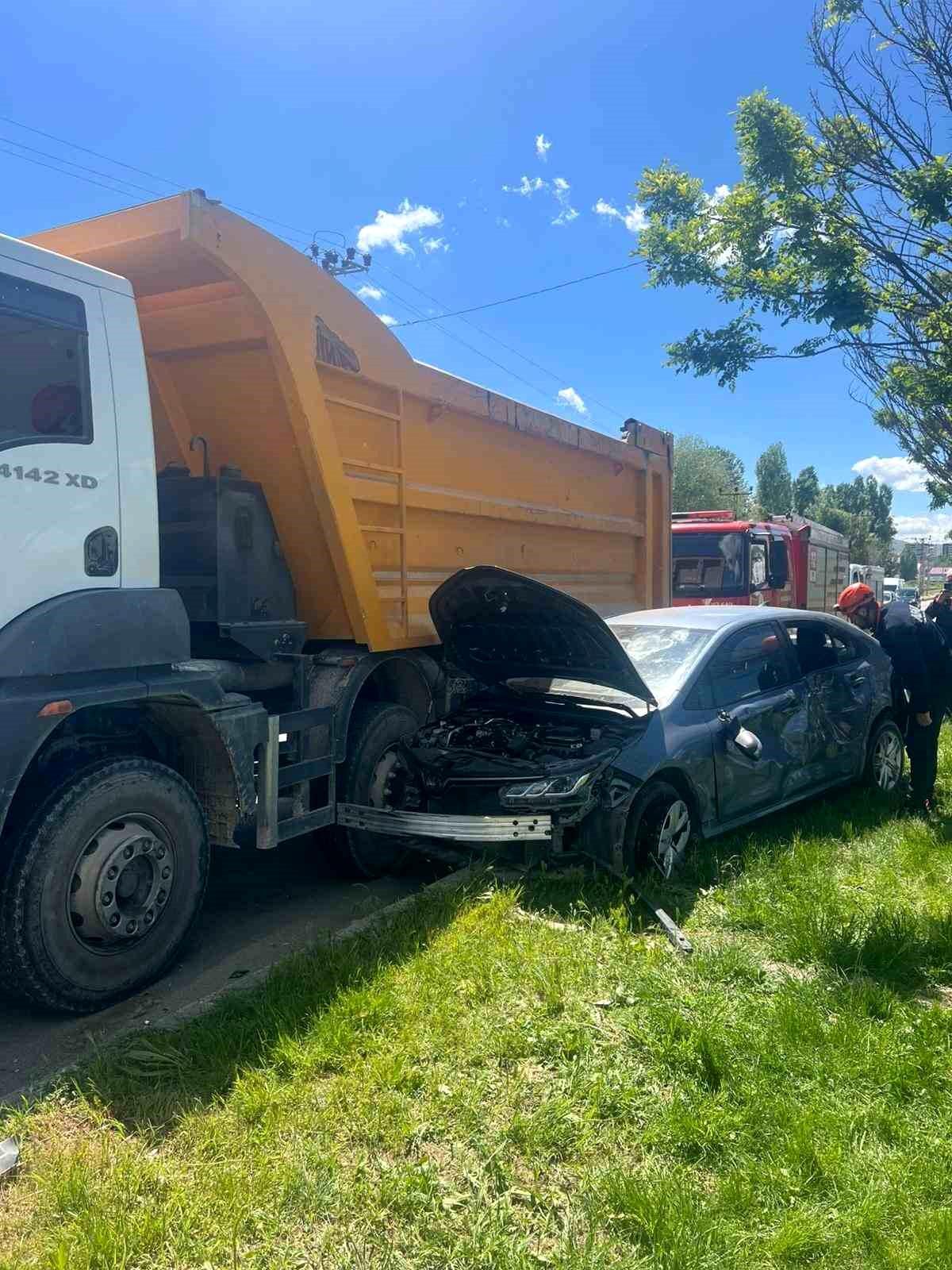 Muş'ta kamyon ile otomobil çarpıştı: 1 yaralı