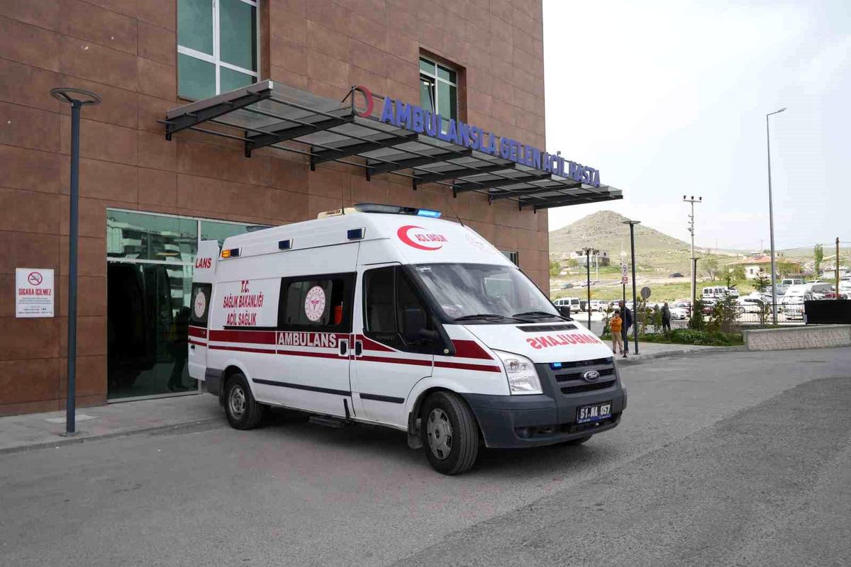 Niğde'de otomobil ile kamyonet çarpıştı: 7 Yaralı