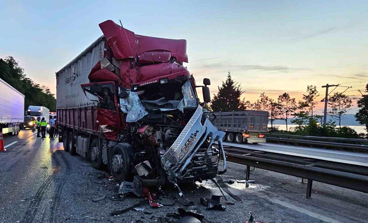 Önündeki kamyona çarptı, hurdaya dönen araçtan hafif sıyrıklarla kurtuldu