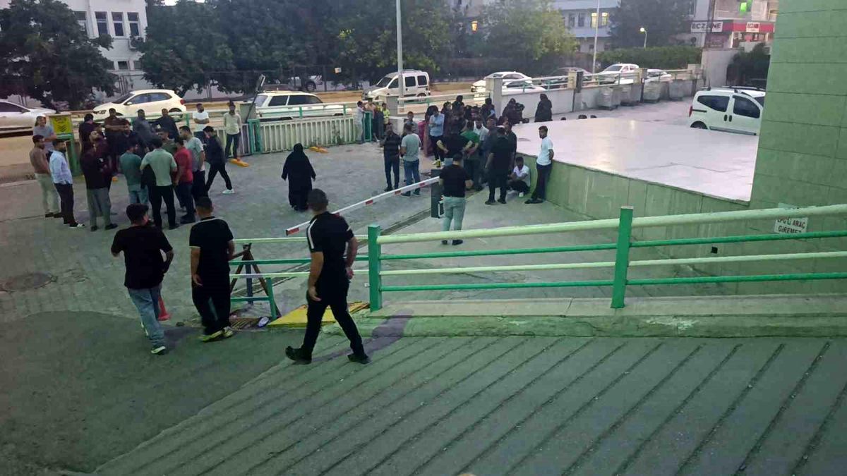 Otomobilin çarptığı çocuk öldü, durumunu öğrenmek için hastaneye giden sürücü darp edildi