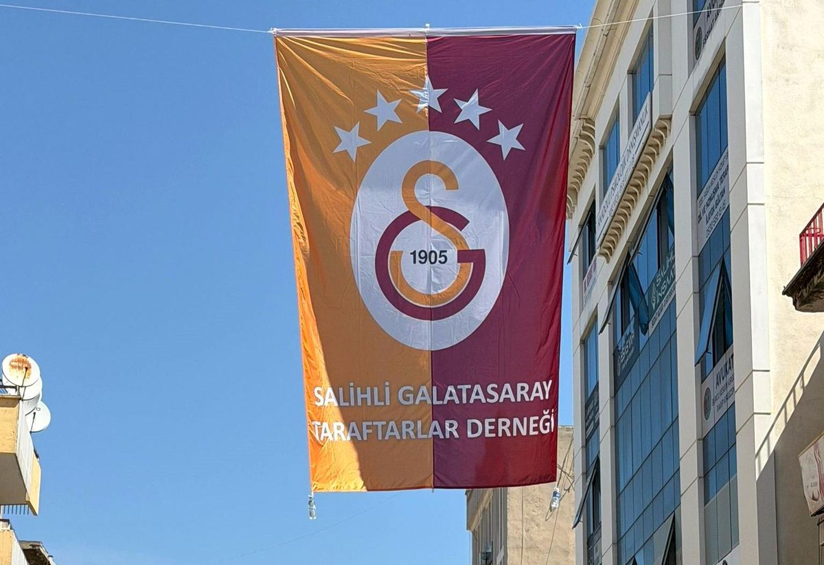 Salihli'de caddelere şampiyon Galatasaray bayrakları asıldı