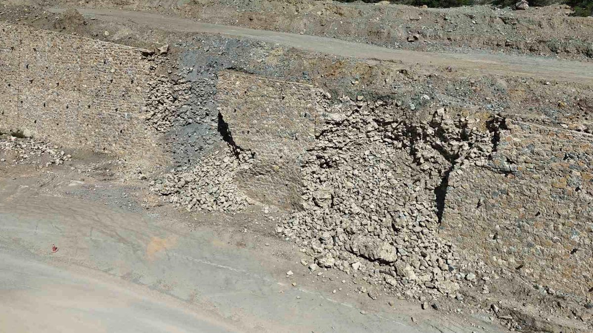 Sarıcakaya yolunun istinat duvarı yıkıldı