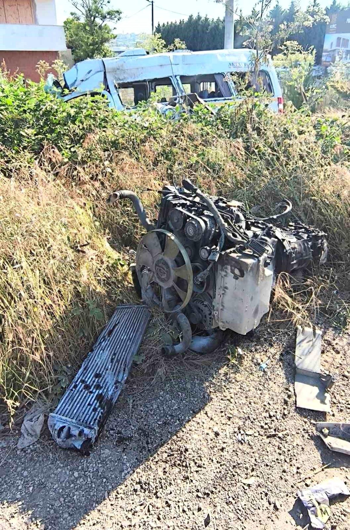 Servis minibüsünün lastiği patladı, direğe çarptı: 6 yaralı