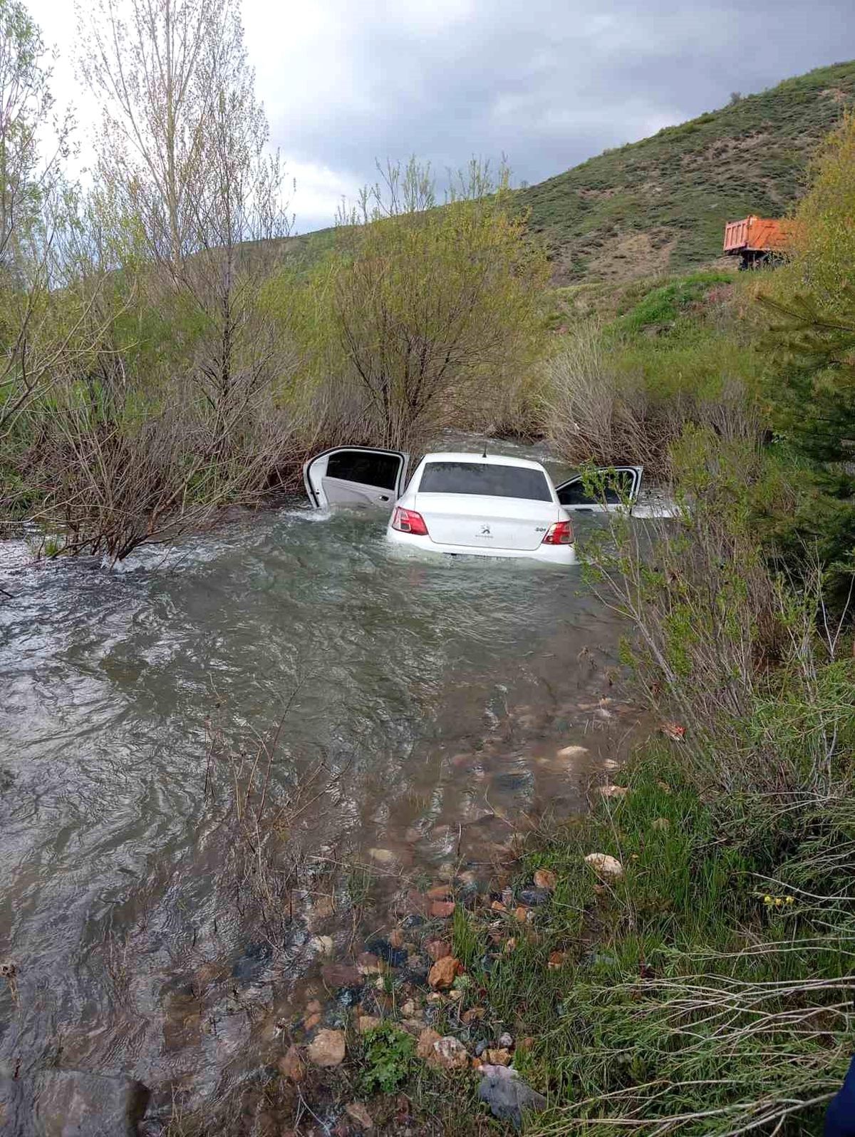 Sivas'ta kontrolden çıkan otomobil dere yatağına düştü: 3 yaralı