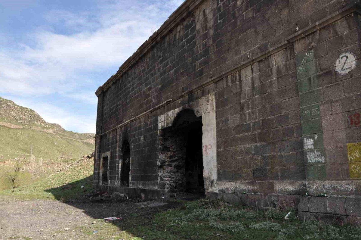 Tarihe terk edilen miras: Kars'taki tabyalar hayvan barınağına dönüştü