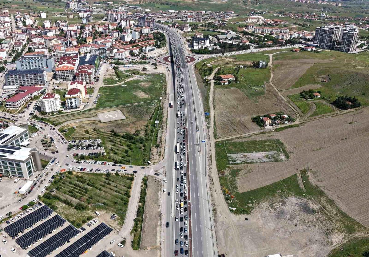 Tatil bitti, yoğunluk bitmedi: 43 ilin geçiş noktasında dönüş trafiği yaşandı