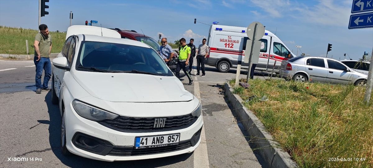 Tekirdağ'da otomobille hafif ticari aracın çarpıştığı kazada 3 kişi yaralandı