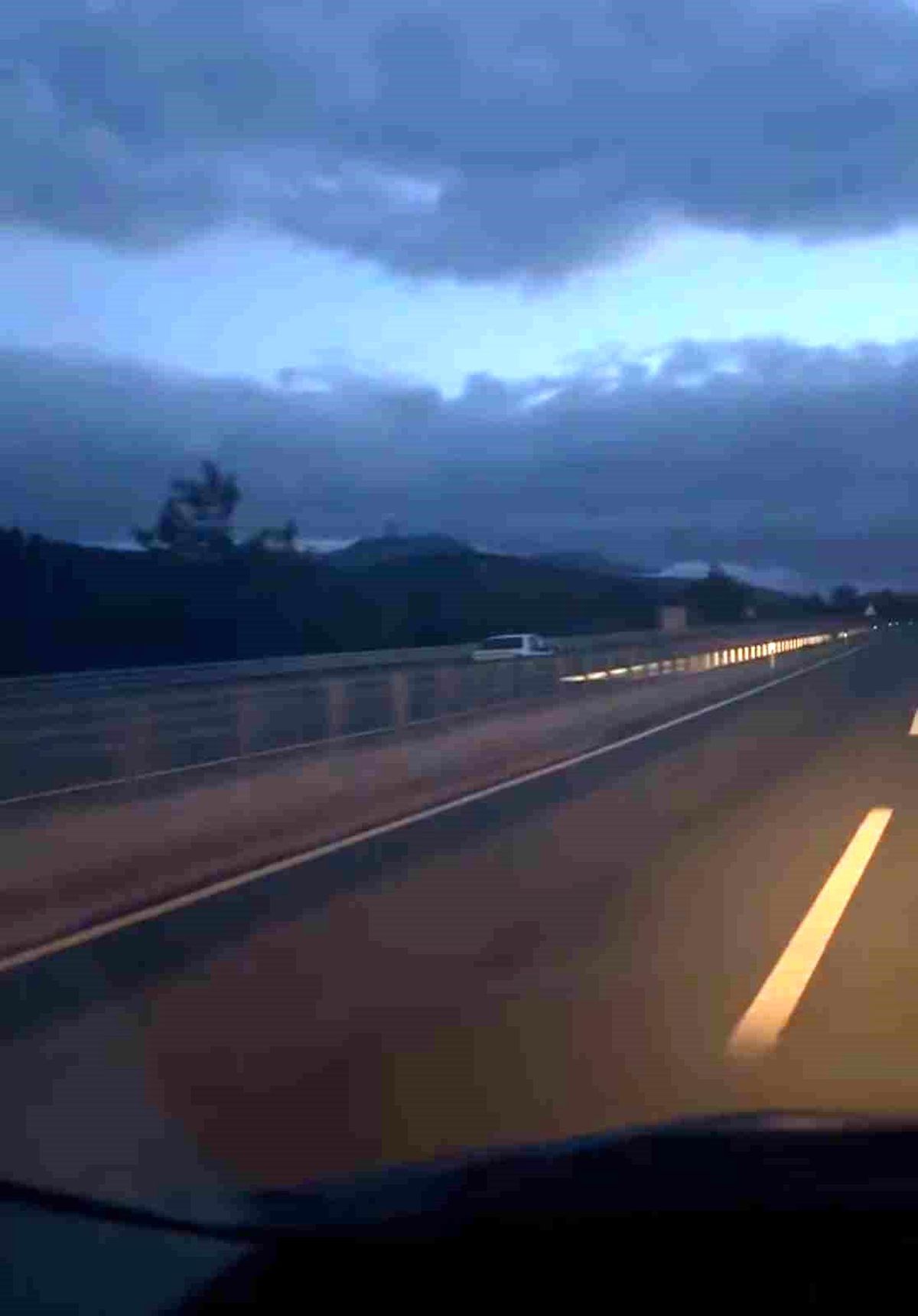 Ters yönde kilometrelerce ilerleyerek trafiği tehlikeye düşürdü