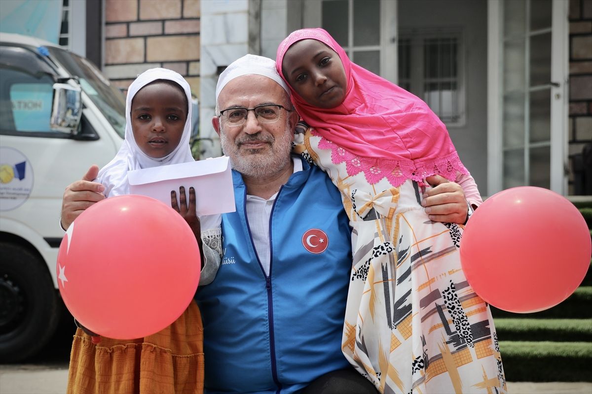 Türkiye Diyanet Vakfı gönüllüleri Etiyopya'da yetim çocuklara hediyeler dağıttı