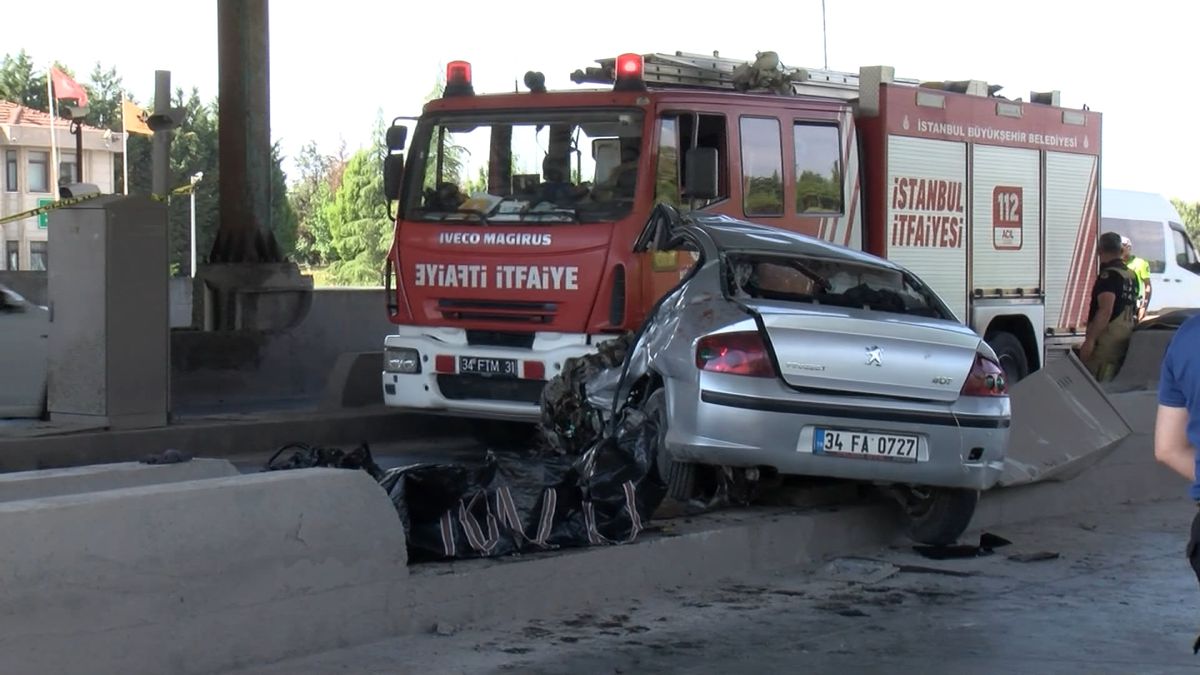 Tuzla'da gişelerde beton bariyere çarpan otomobilin sürücüsü öldü