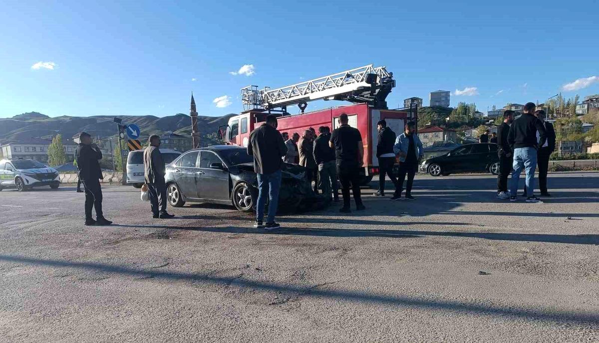 Van Özalp'te zincirleme kaza: 4 yaralı