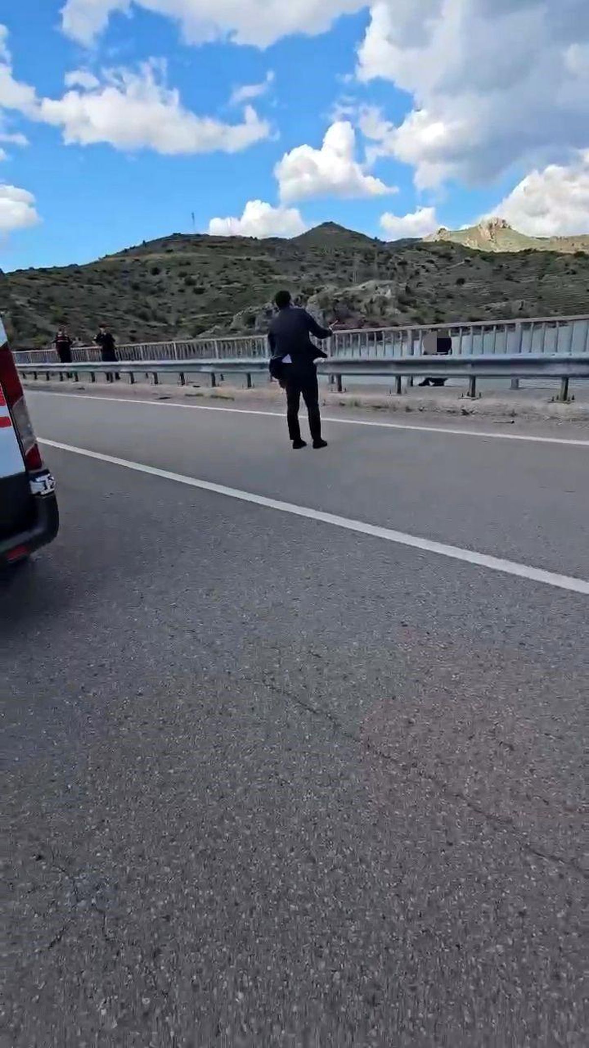 Viyadükten atlamak isteyen şahsı kaymakam ikna etti