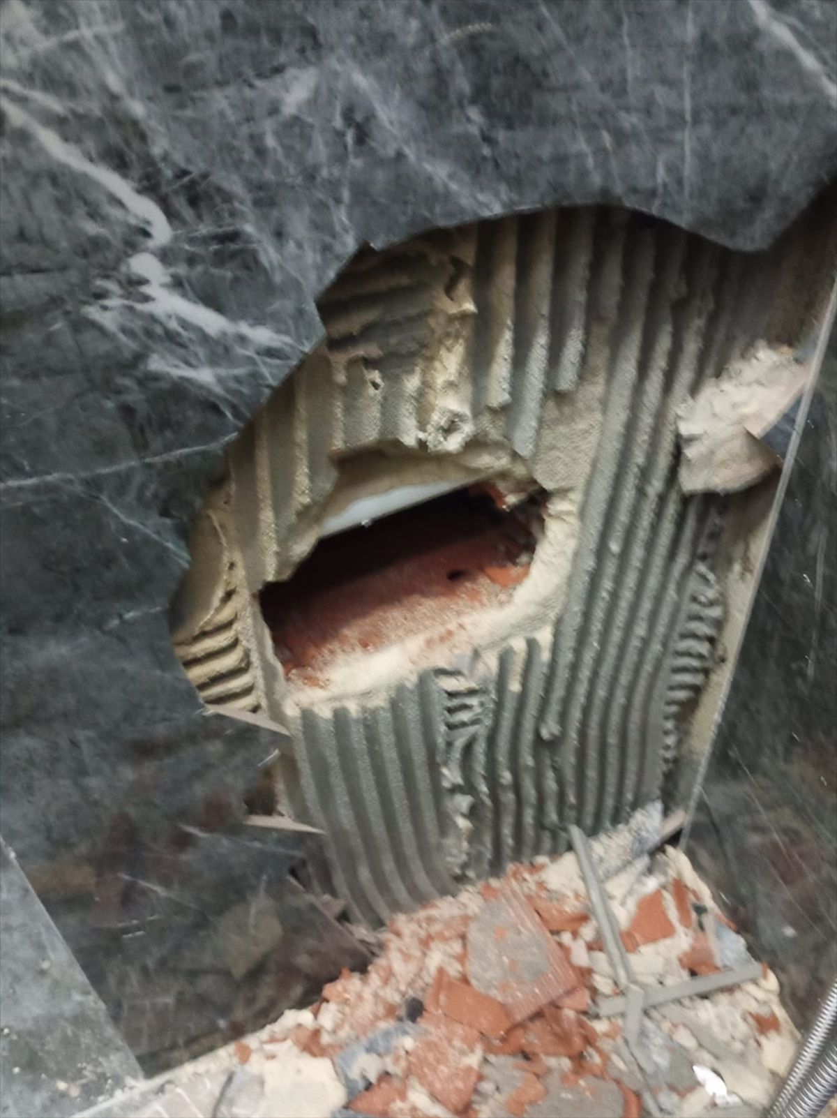 Yalova'da havalandırma boşluğunda sıkışan kedi yavrusu kurtarıldı