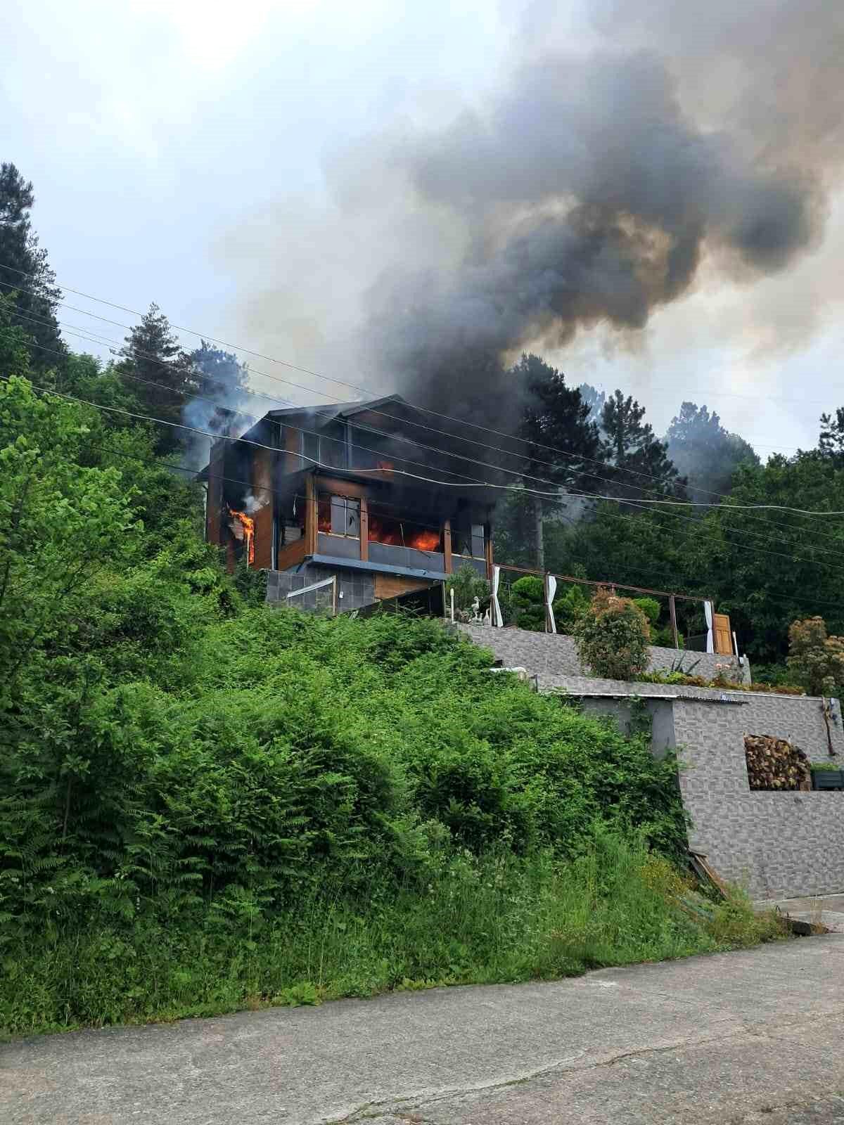 Yangın çıkan villada alevlerin arasında kalan yaşlı kadını ekipler kurtardı
