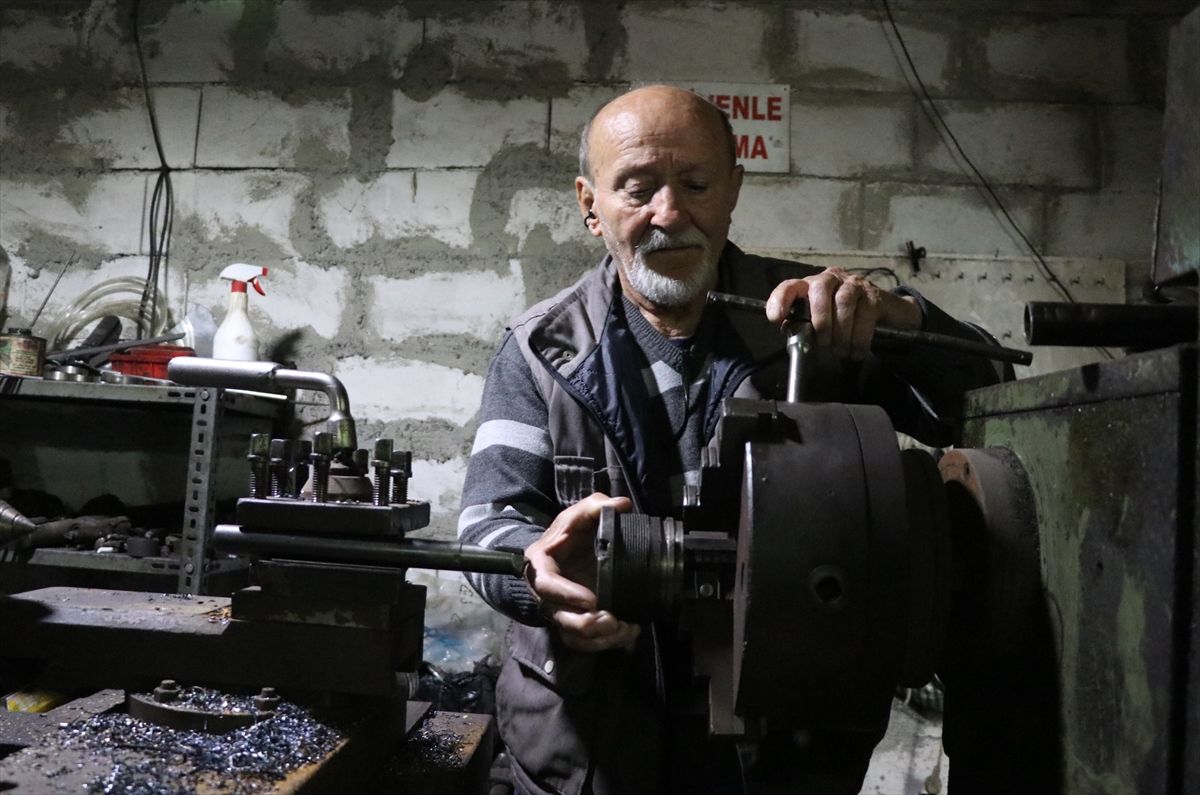 Yarım asırlık torna ustası, Parkinson'a rağmen kuşak dayanışmasıyla mesleğini sürdürüyor