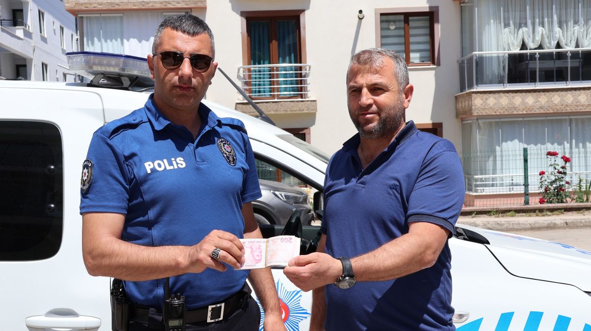 Yolda bulduğu 2 bin 400 TL'yi polise teslim etti