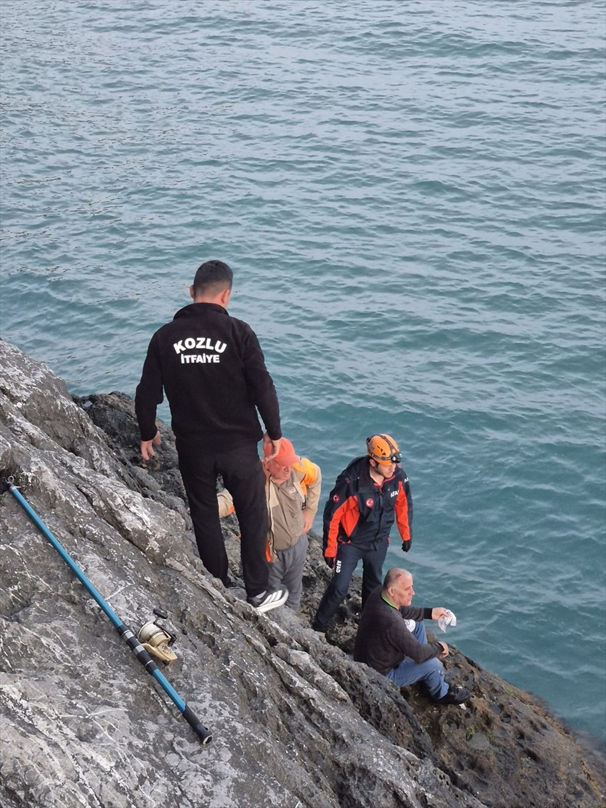 Zonguldak'ta kayalıklardan düşen balıkçı kurtarıldı