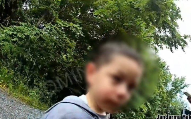 طفل يسلم لأسرته