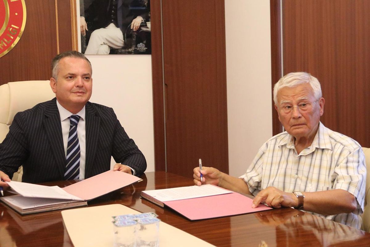500 milyon TL değerindeki bina ve arsasını Milli Eğitim Bakanlığı'na bağışladı