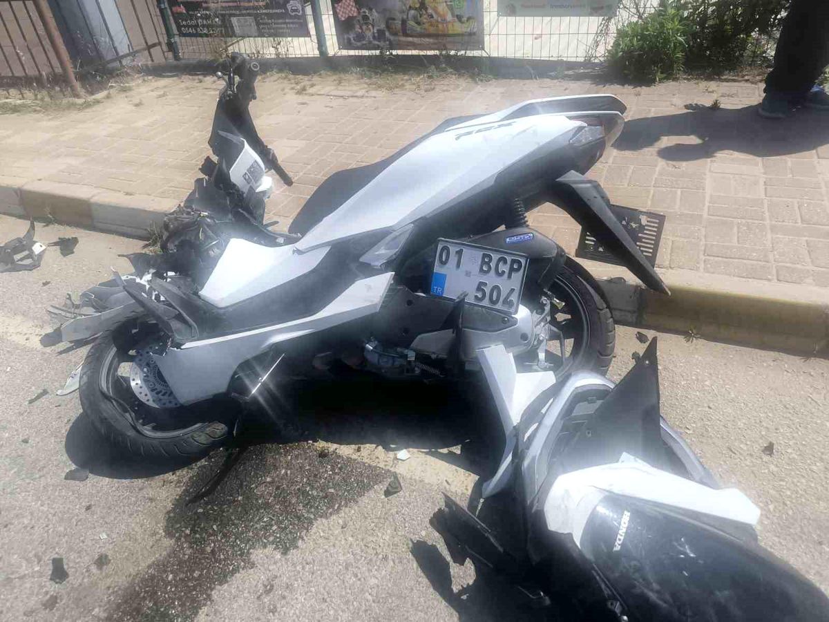 Alanya'da minibüs ile motosiklet çarpıştı: 1'i ağır 2 yaralı