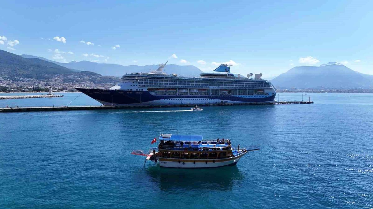 Alanya'ya lüks kruvaziyer ile bin 767 turist geldi