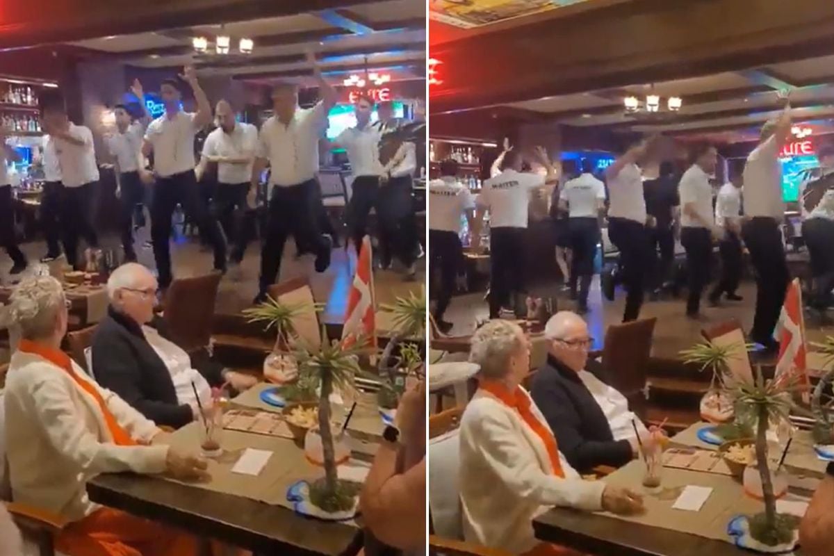 Alanya'da bir restoranda dans eden çalışanlar ve izleyen müşteriler