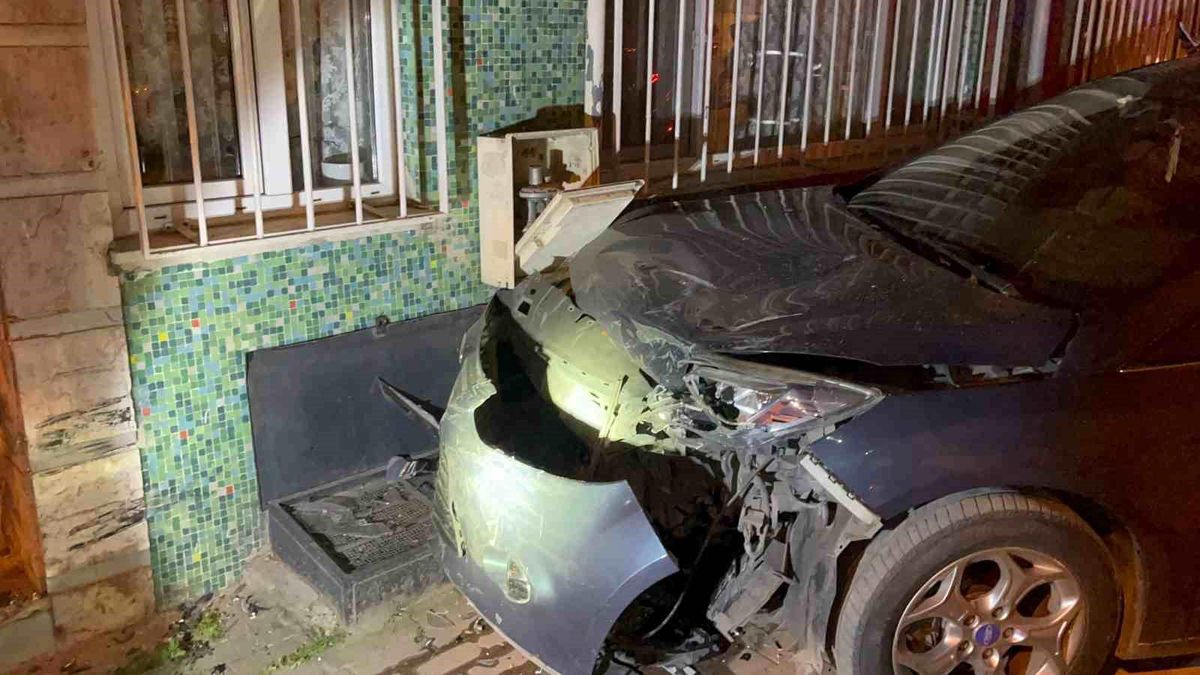 Alkollü sürücünün çarptığı araç doğalgaz kutusunu patlattı: Mahalleli sokağa döküldü