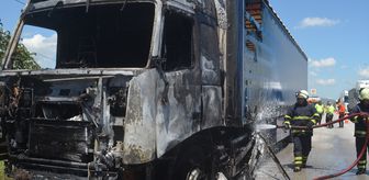 Amasya'da seyir halinde yangın çıkan tır kullanılamaz hale geldi