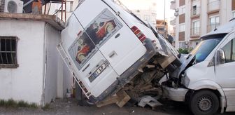 Antalya'da tarım işçilerini taşıyan 2 minibüsün çarpıştığı kazada 5 kişi yaralandı