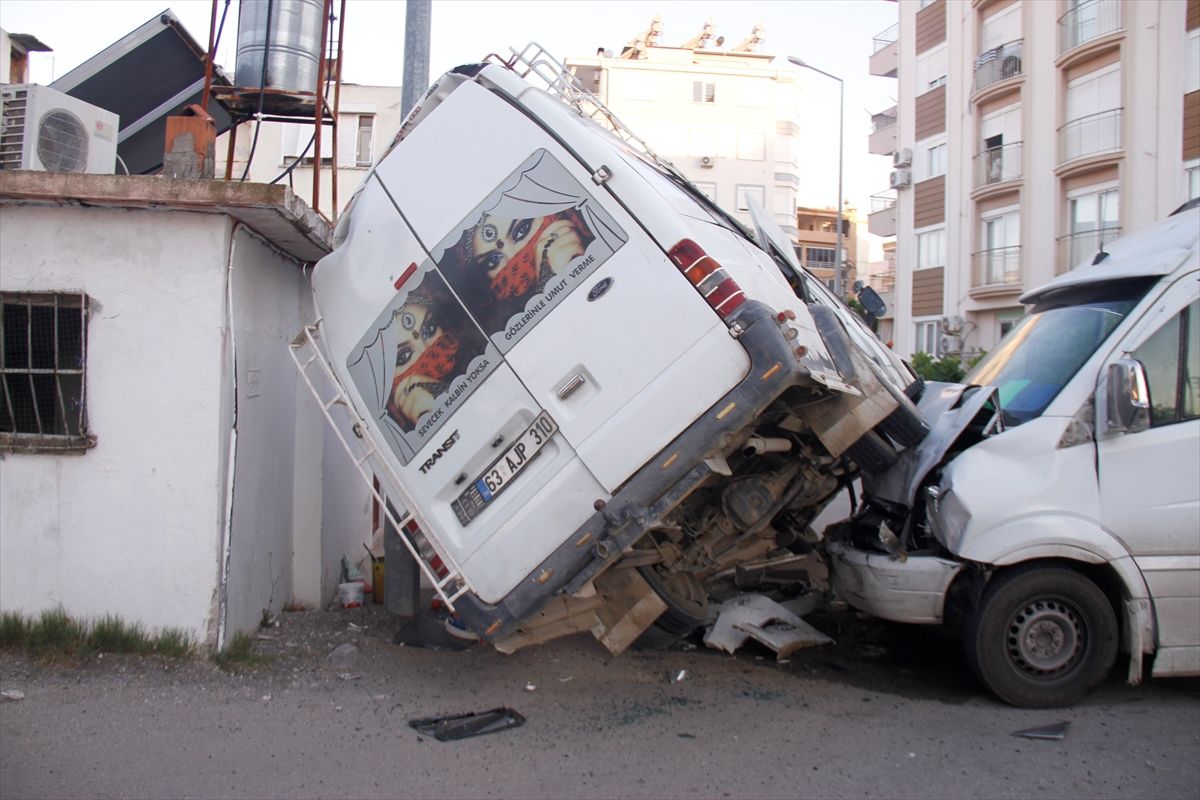 Antalya'da tarım işçilerini taşıyan 2 minibüsün çarpıştığı kazada 5 kişi yaralandı