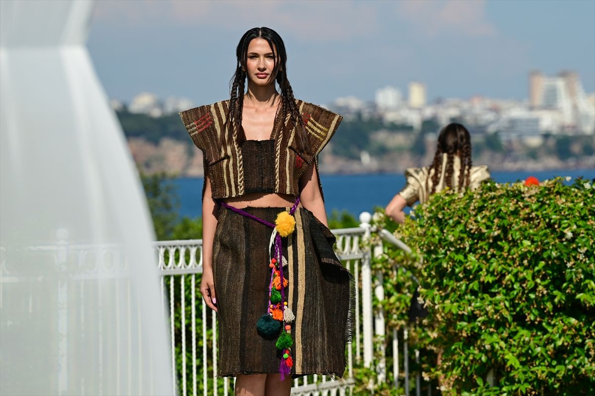 Antalya Fashion Week 2026, 'Yankılanan Yüzeyler' defilesiyle başladı