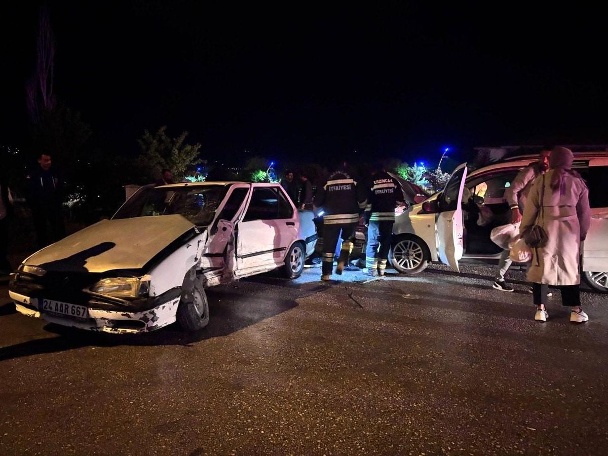 Araçta sıkışan yaralıyı itfaiye kurtardı