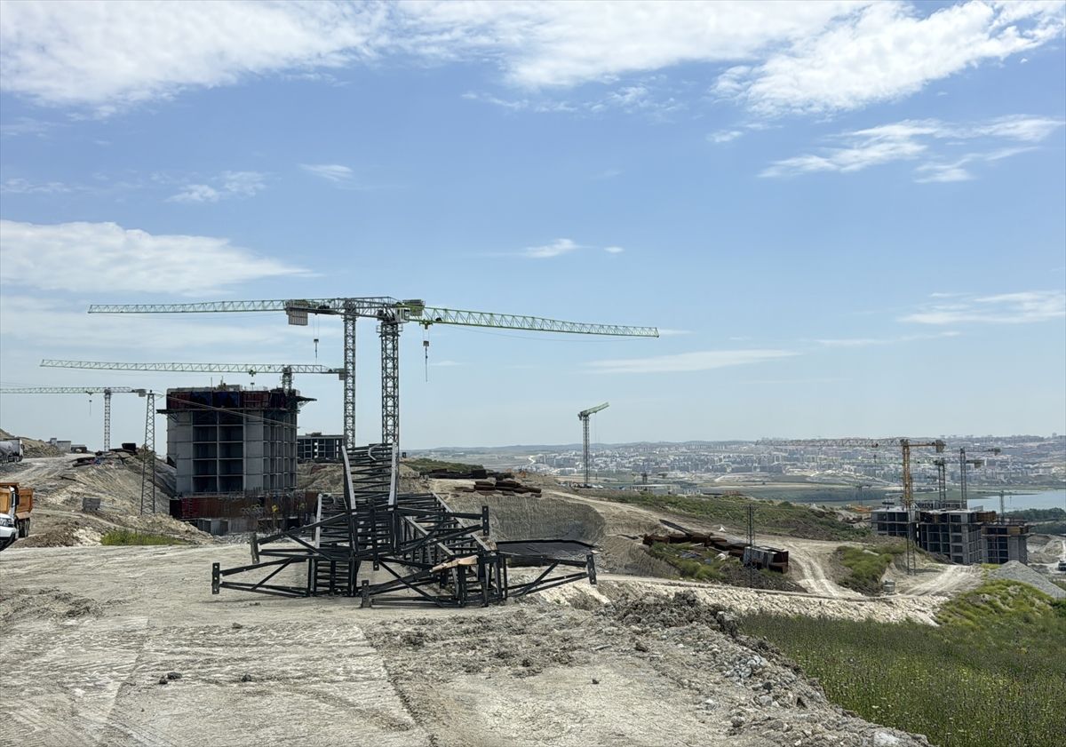 Arnavutköy'de inşaattaki kule vincin devrilmesi sonucu 2 işçi yaralandı