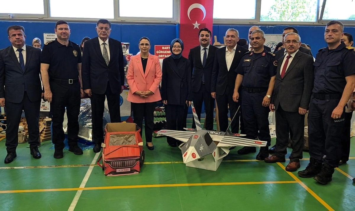 Atık malzemelerden yapılan kostümlere büyük ilgi