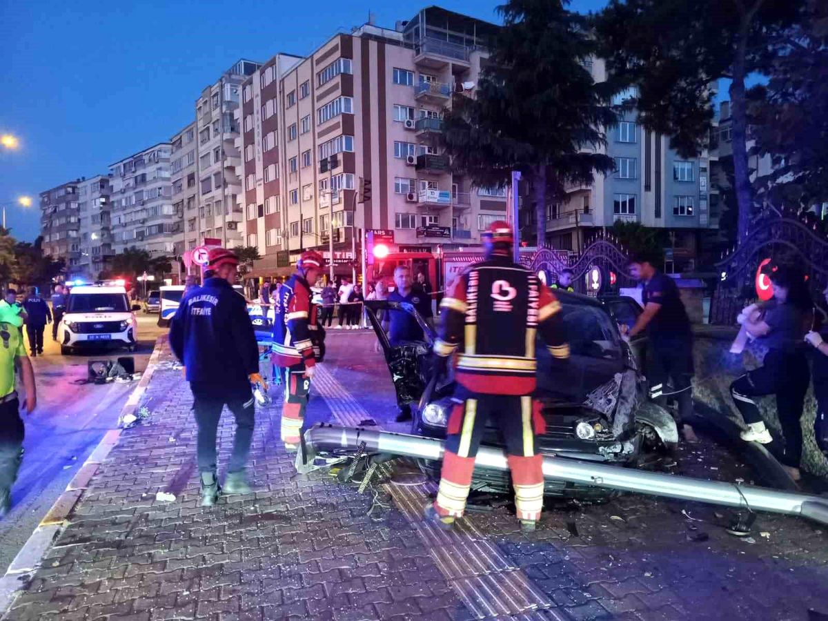 Balıkesir'de istinat duvarına çarpan otomobilin sürücüsü öldü