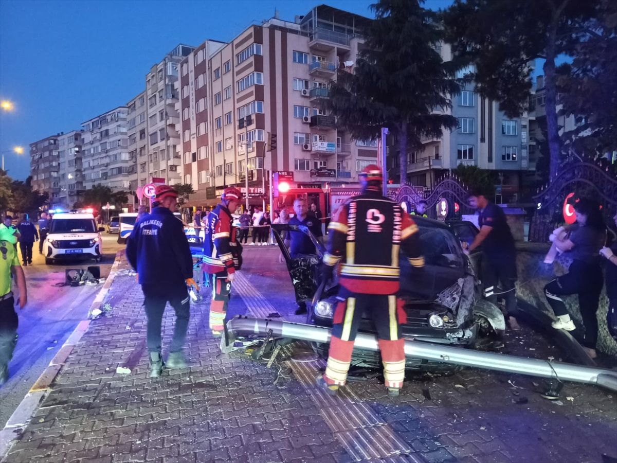 Balıkesir'de otomobilin istinat duvarına çarptığı kazada 1 kişi öldü, 1 kişi yaralandı