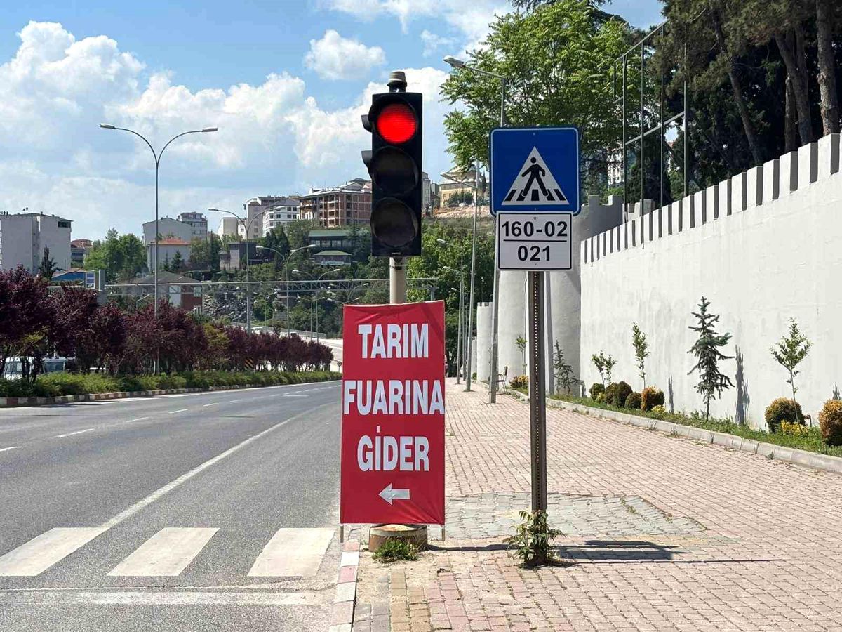 Bilecik'te trafik ışıklarına asılan reklamlar tepkilere neden oldu