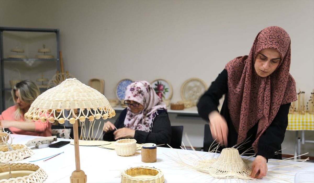 Bitlis'te kadın kursiyerler sepet örücülüğü sanatıyla dekoratif ürünler tasarlıyor
