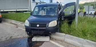 Bolu'da refüje çarpan hafif ticari araçtaki 1 kişi yaralandı