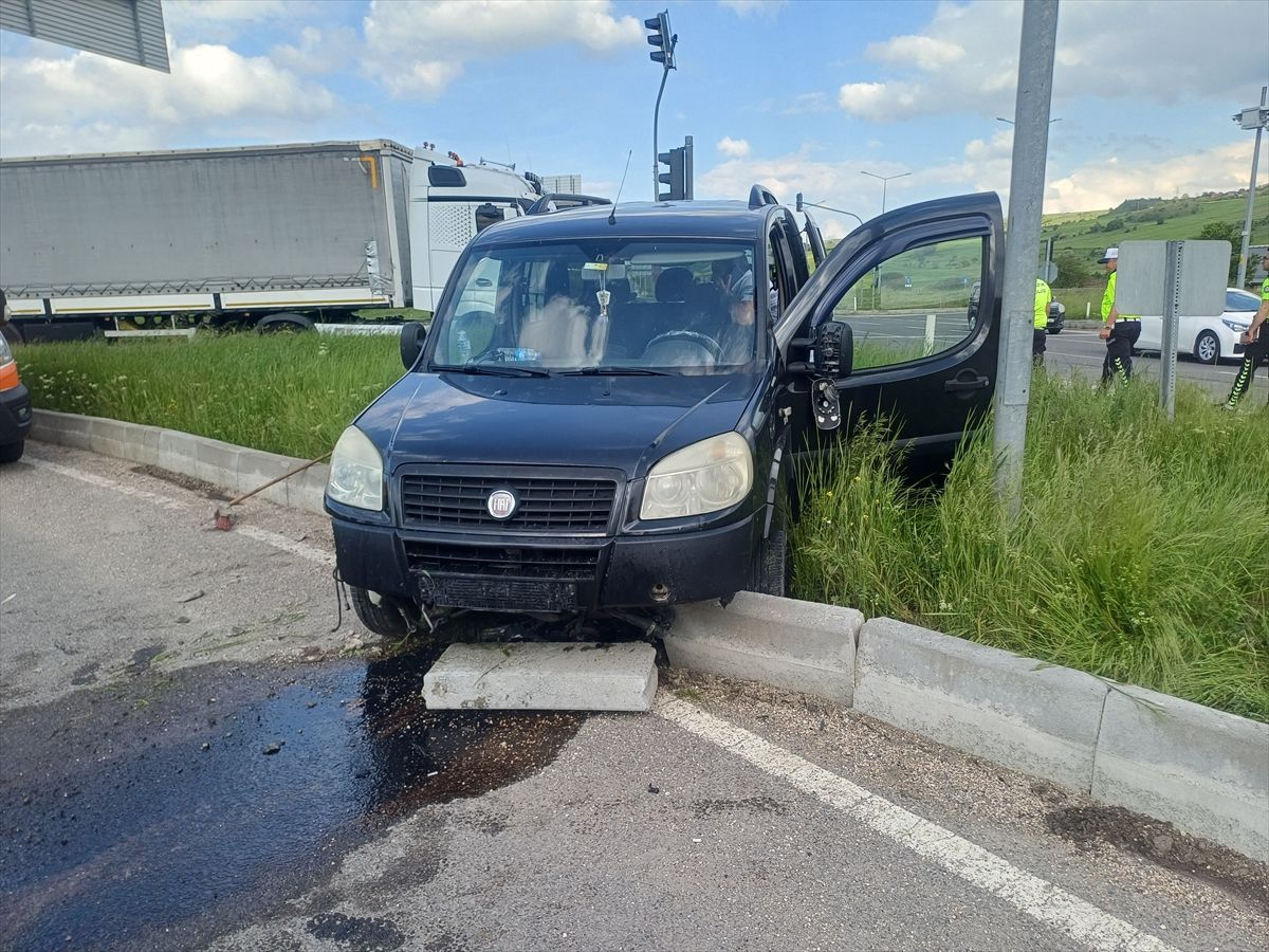 Bolu'da refüje çarpan hafif ticari araçtaki 1 kişi yaralandı