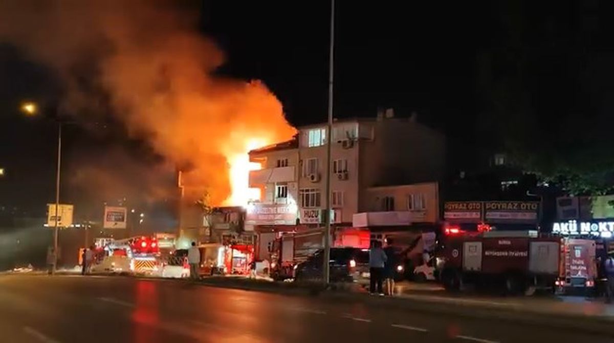 Bursa'da 2 katlı binada yangın