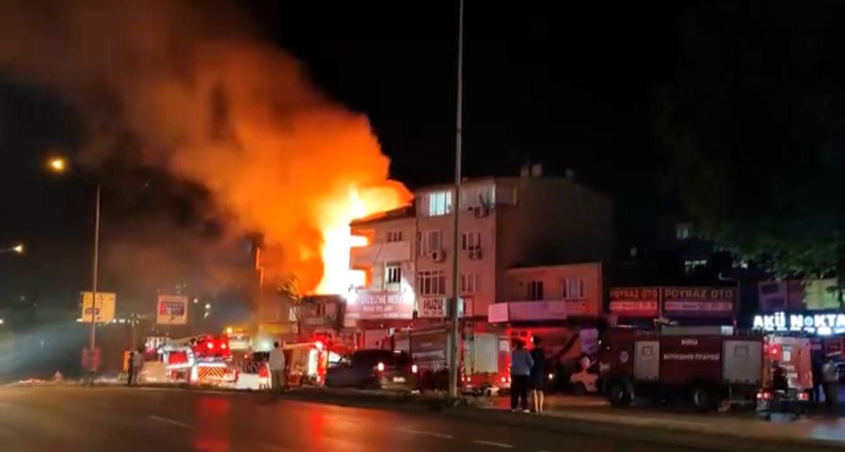 Bursa'da iki katlı ev alev topuna döndü