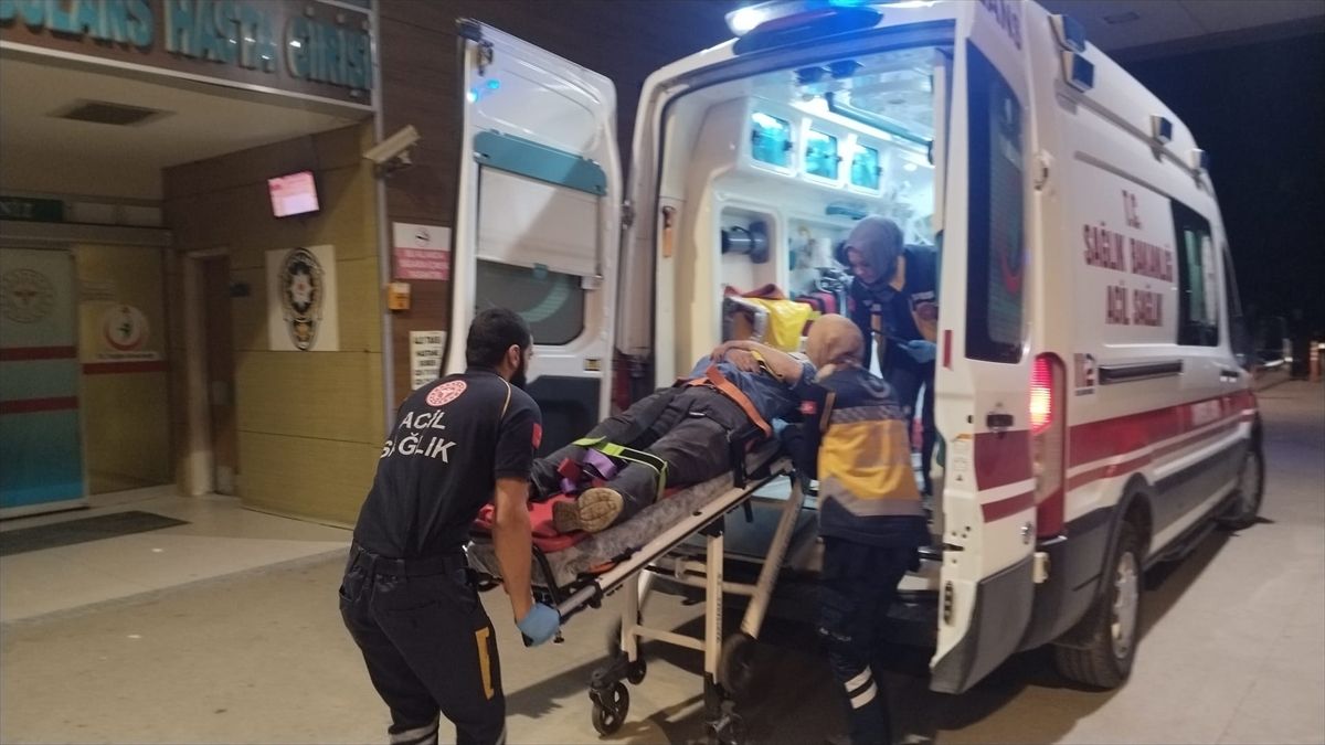 Bursa'da servis aracıyla çarpışan traktör sürücüsü ağır yaralandı
