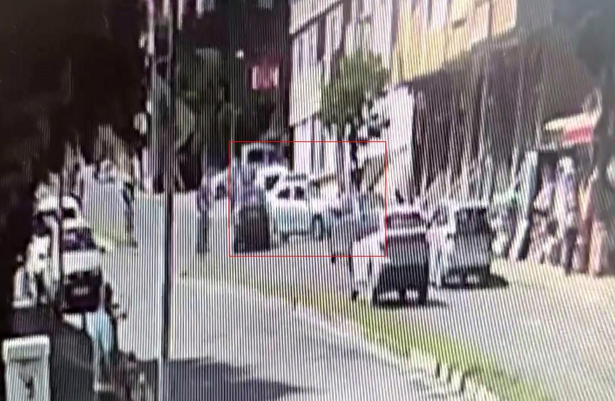 Büyükçekmece'de ehliyetsiz sürücü durağa daldı: 1 ağır yaralı