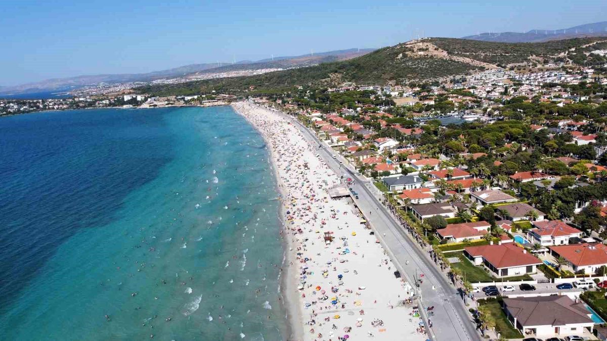 Çeşme'de bayram tatilinde nüfus 1 milyona dayandı, yüz binlerce araç akın etti