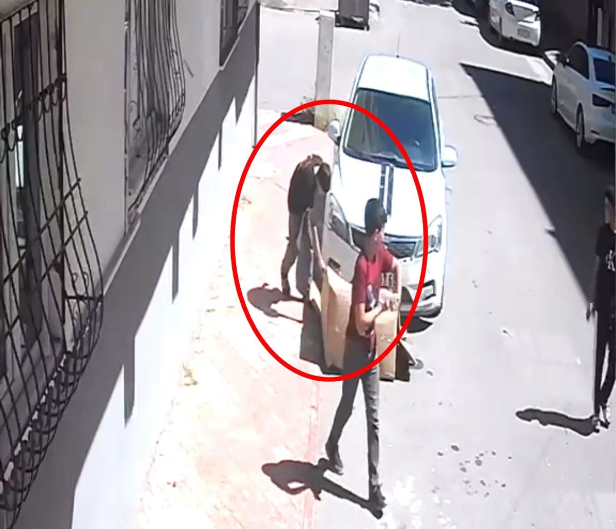 Çocuğun yaktığı karton, otomobili tutuşturdu; o anlar kamerada