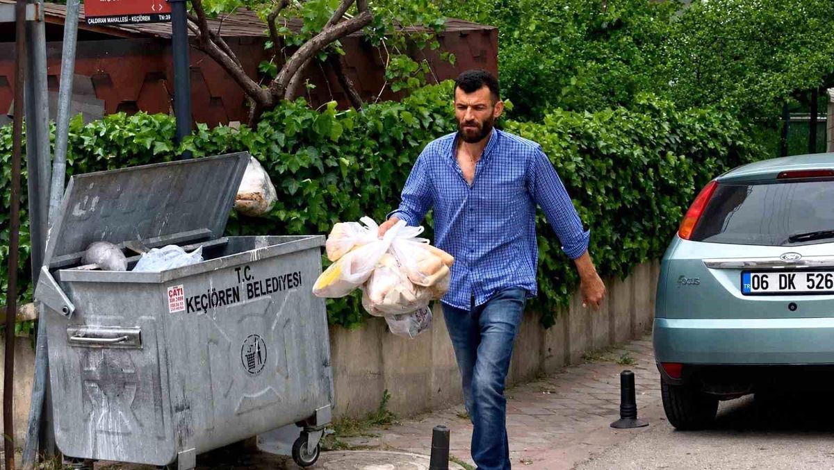 Çöpe atılan tonlarca ekmeği toplayıp hayvanlara ulaştırıyor