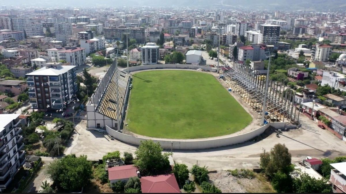 Depremde hasar alan 7 Ocak Stadyumu, yeniden yükseliyor